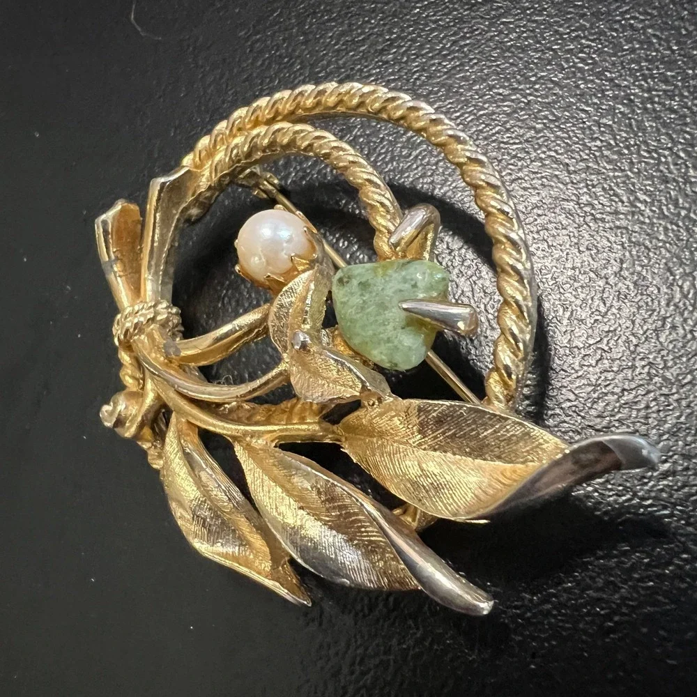 Sarah Coventry Womens Brooch Goldtone Leaf Circle Pearl Green Stone Vintage